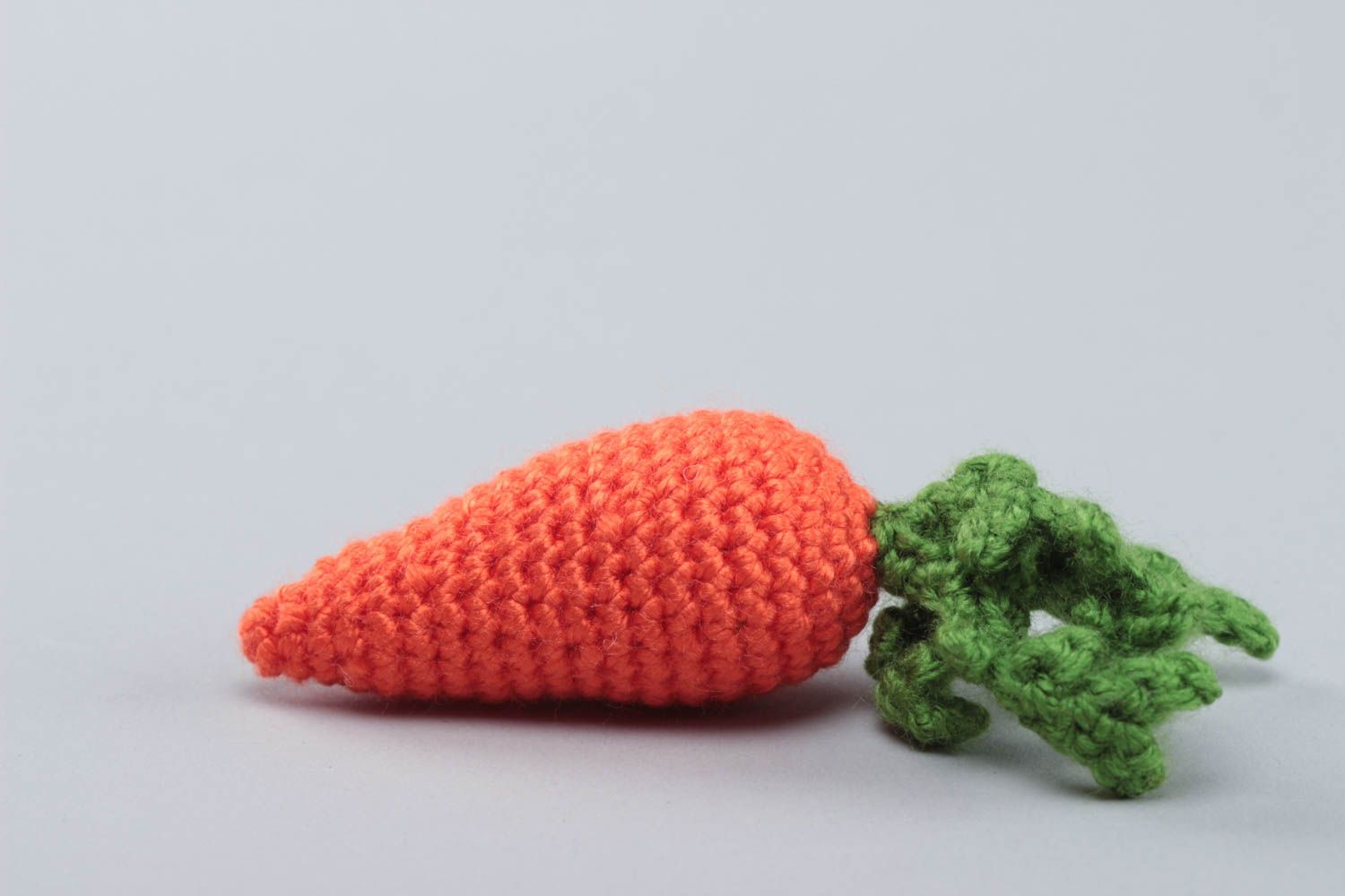 Мягкая вязаная крючком игрушка ручной работы оранжевая с зеленым морковка небольшая фото 2