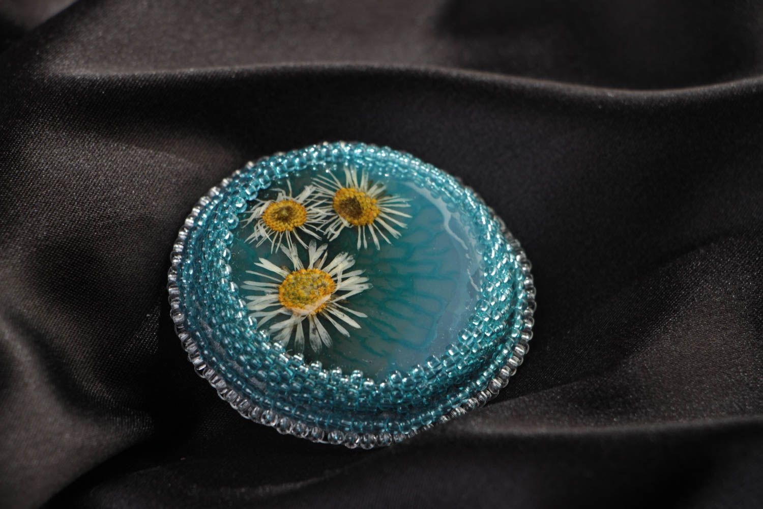 Broche artesanal redondo con ágata flores naturales y abalorios de color azul foto 1