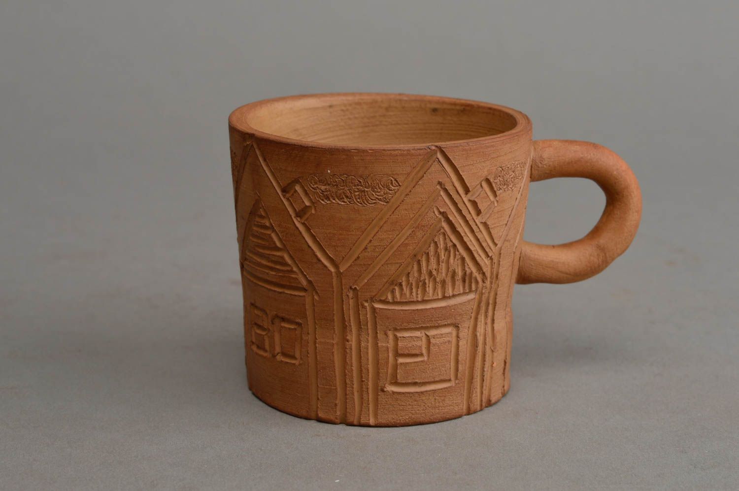Taza artesanal vasija de barro con ornamento de casitas accesorio de cocina foto 2