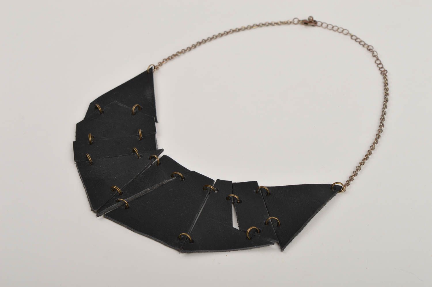 Подарок ручной работы кожаное колье на цепочке массивное ожерелье черное фото 2