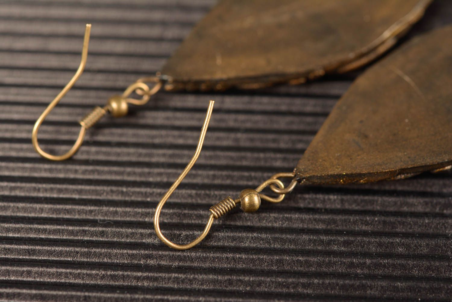 Boucles d'oreilles en pâte polymère pendantes couleur de bronze faites main photo 5
