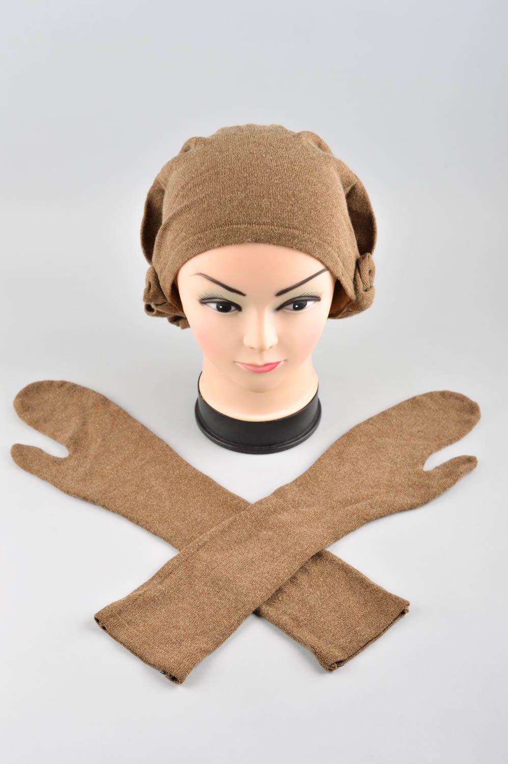Перчатки ручной работы зимняя шапка женские аксессуары набор коричневые красивые фото 1
