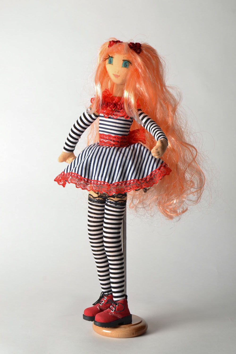 Текстильная кукла на подставке фото 1