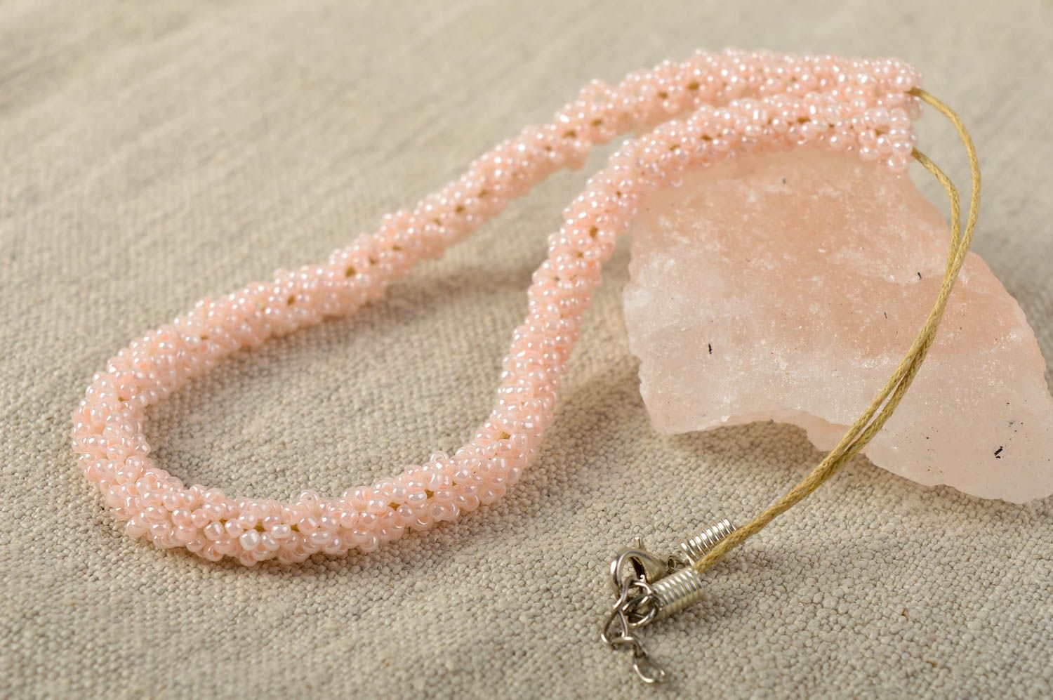 Collier en perles de rocaille Bijou fait main rose clair Accessoire tendance photo 1