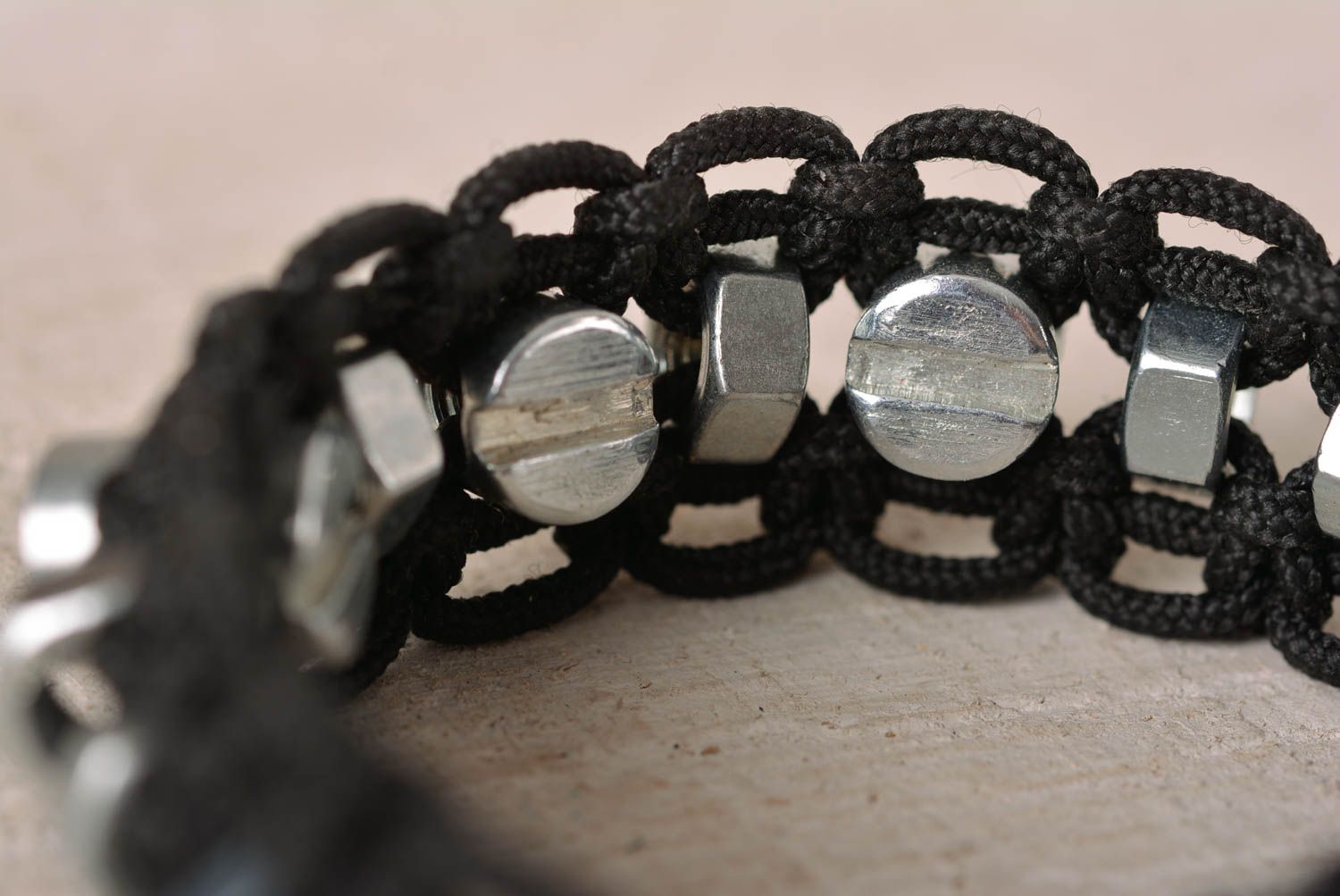 Bracelet original noir Bijou fait main avec écrous métalliques Cadeau pour femme photo 5
