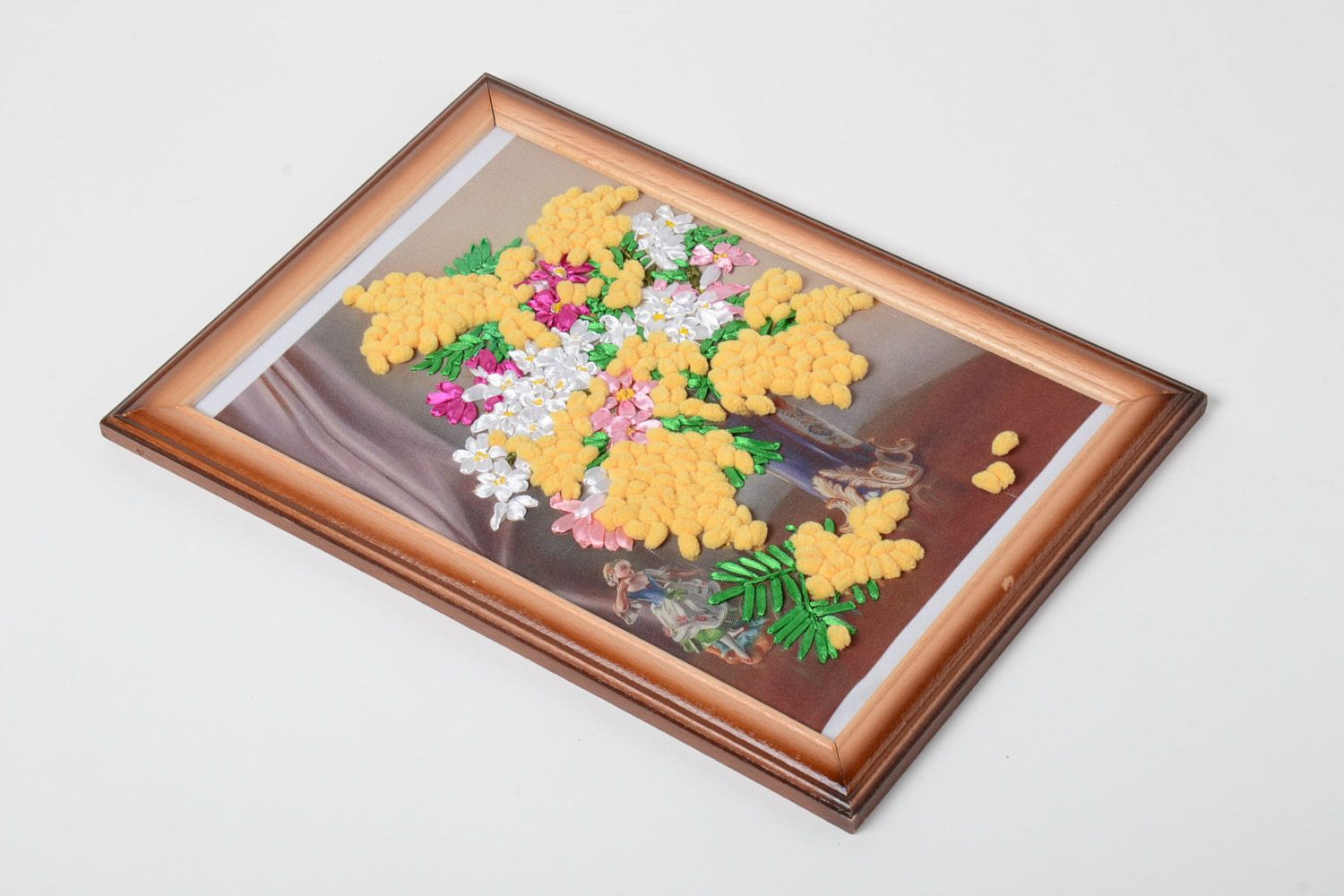 Вышитая картина с цветами из лент в деревянной раме красивая ручной работы фото 2