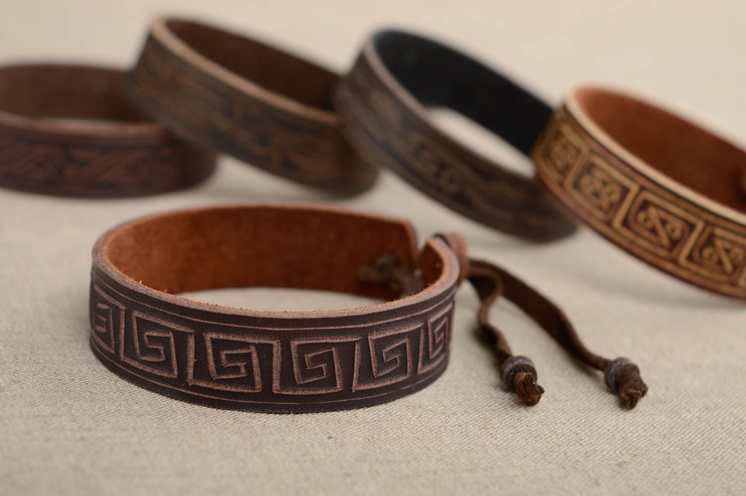 Bracelet en cuir naturel style ethnique fait main original marron Méandre  photo 2