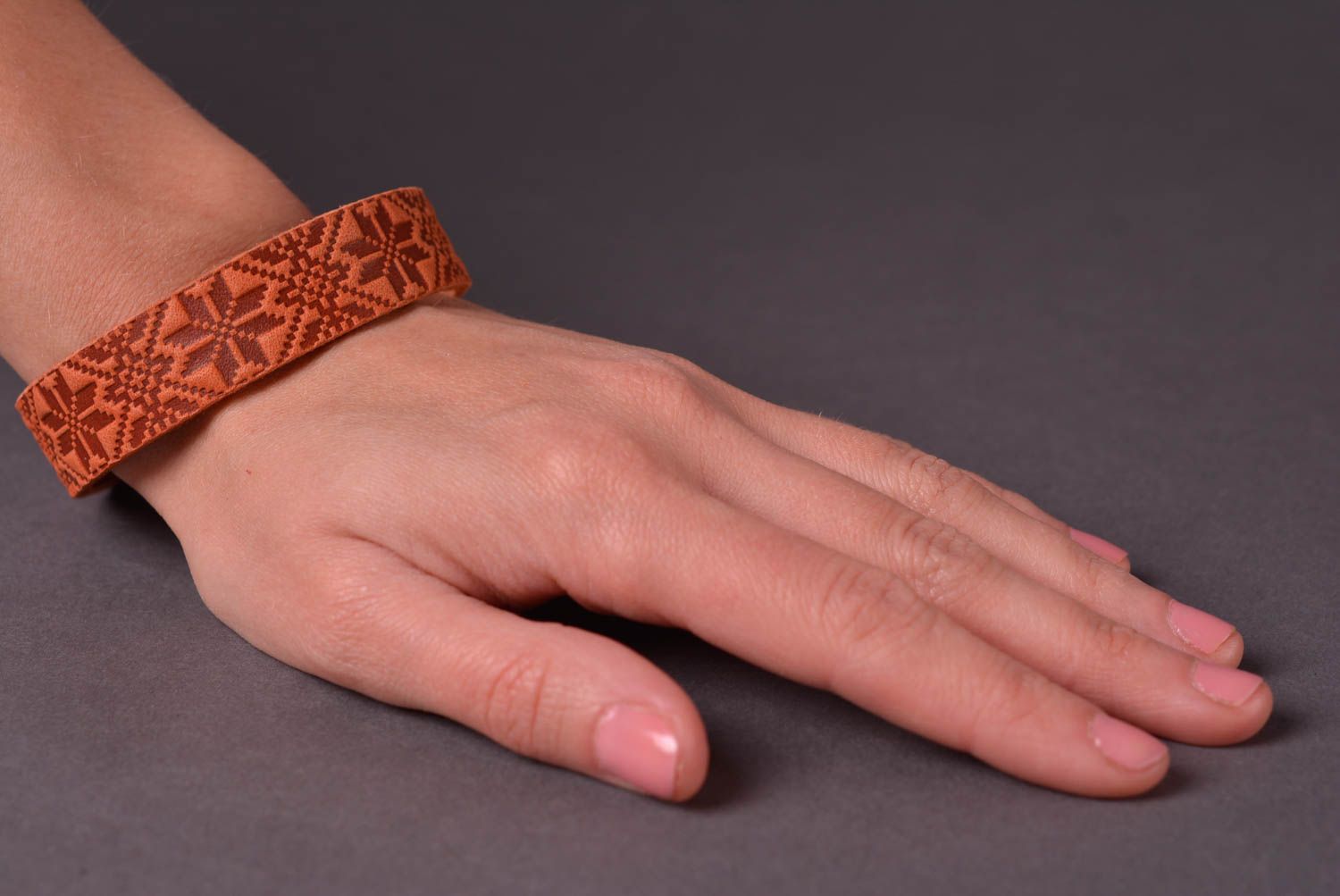 Кожаный браслет ручной работы украшение из кожи бежевый браслет на руку фото 2