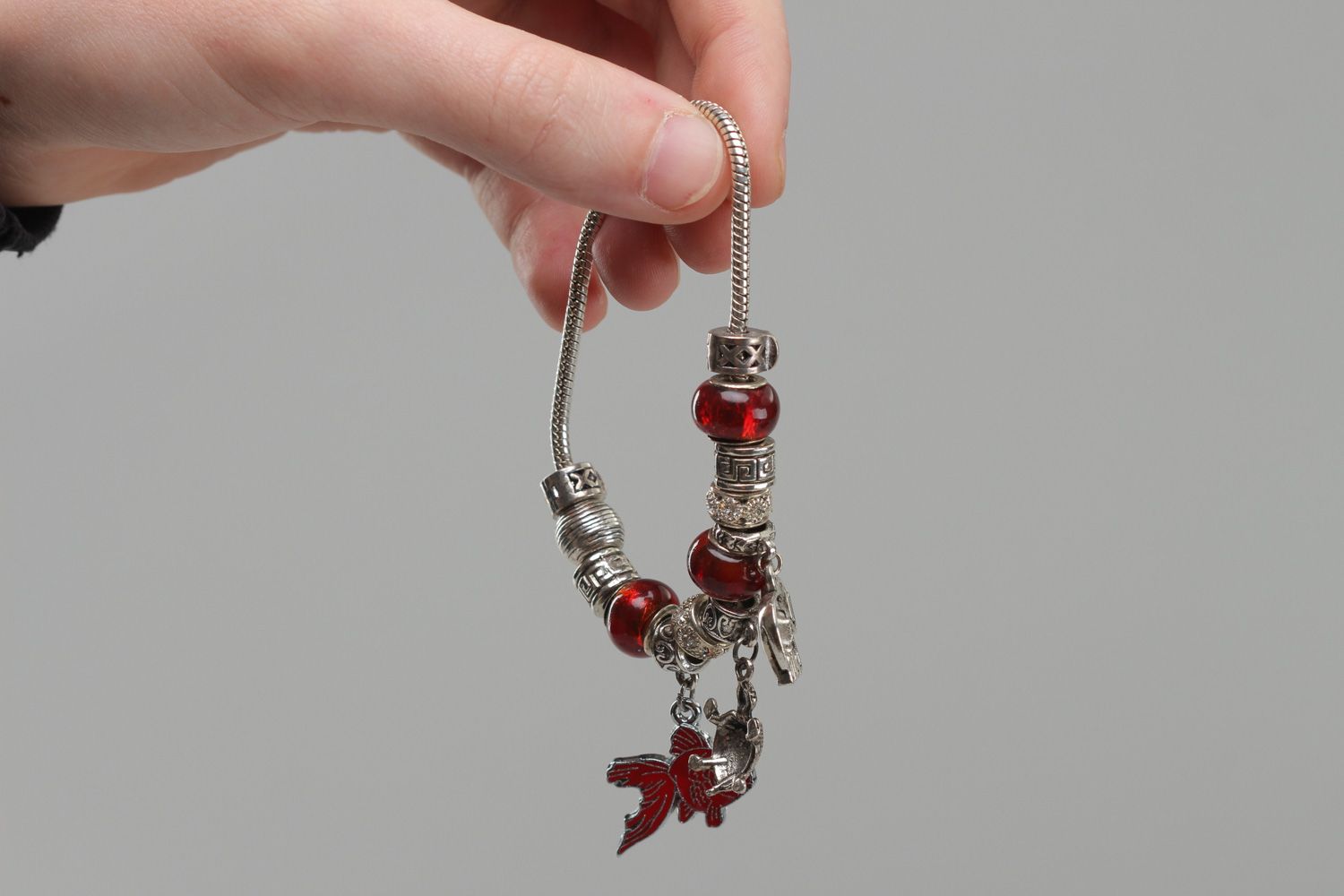Bracelet en métal fait main original avec pendentifs rouges pour fille photo 6