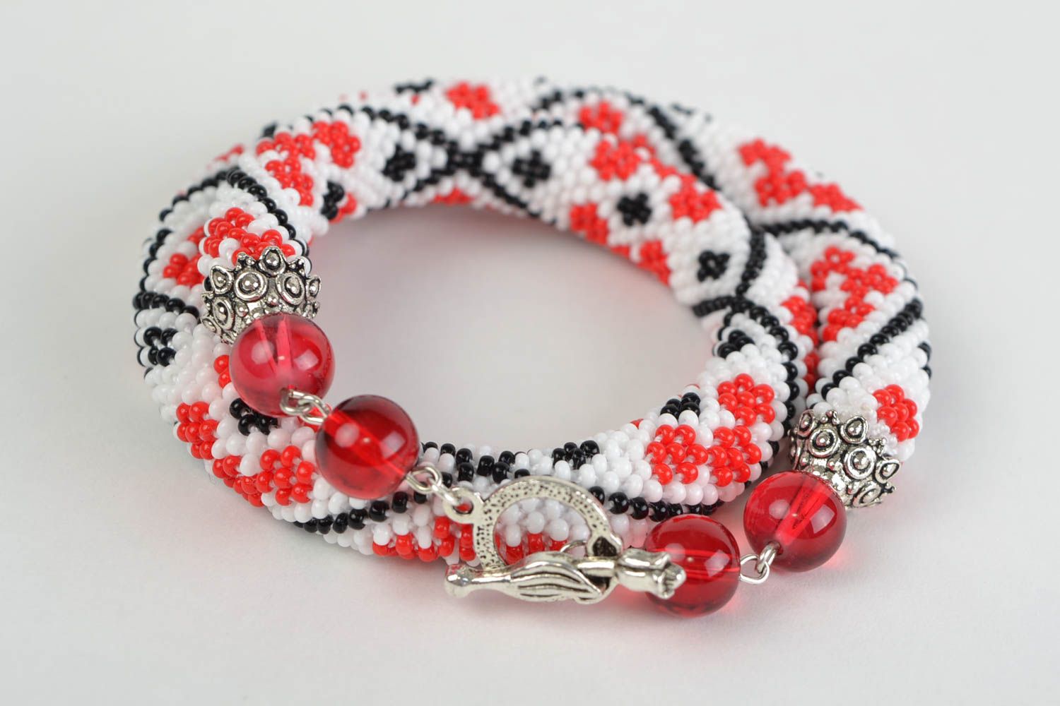 Collar de abalorios japoneses y checos artesanal flores rojas en fondo blanco  foto 3