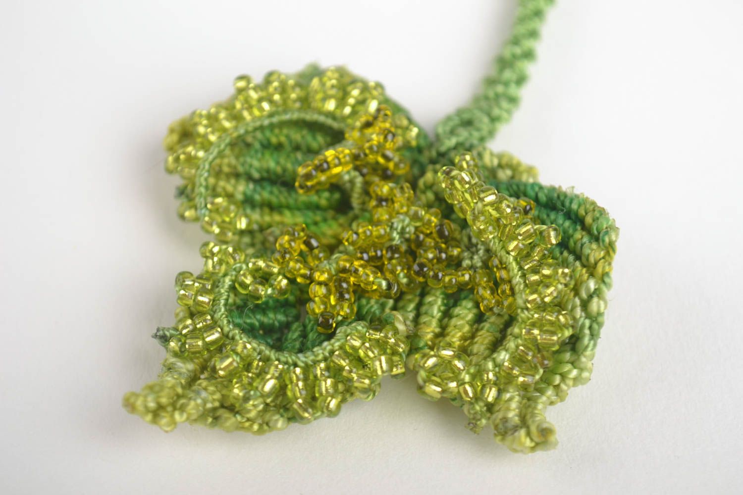 Pendentif macramé tressé vert Bijou fait main fils perles rocaille Cadeau femme photo 2