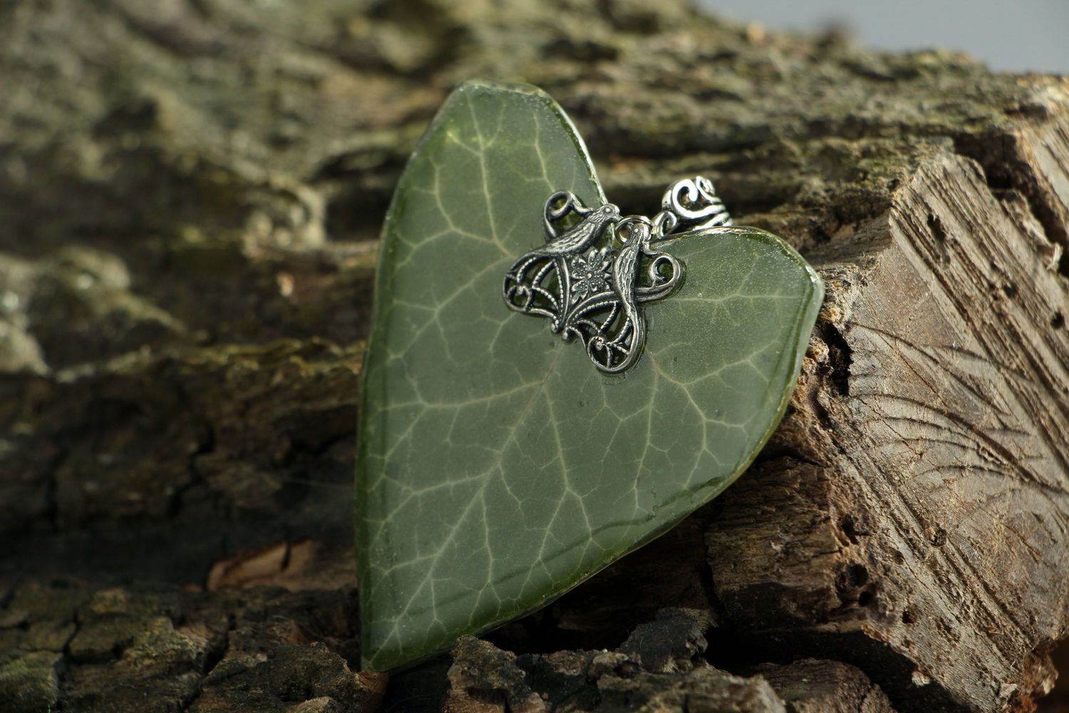 Pendant made of natural ivy leaf photo 2