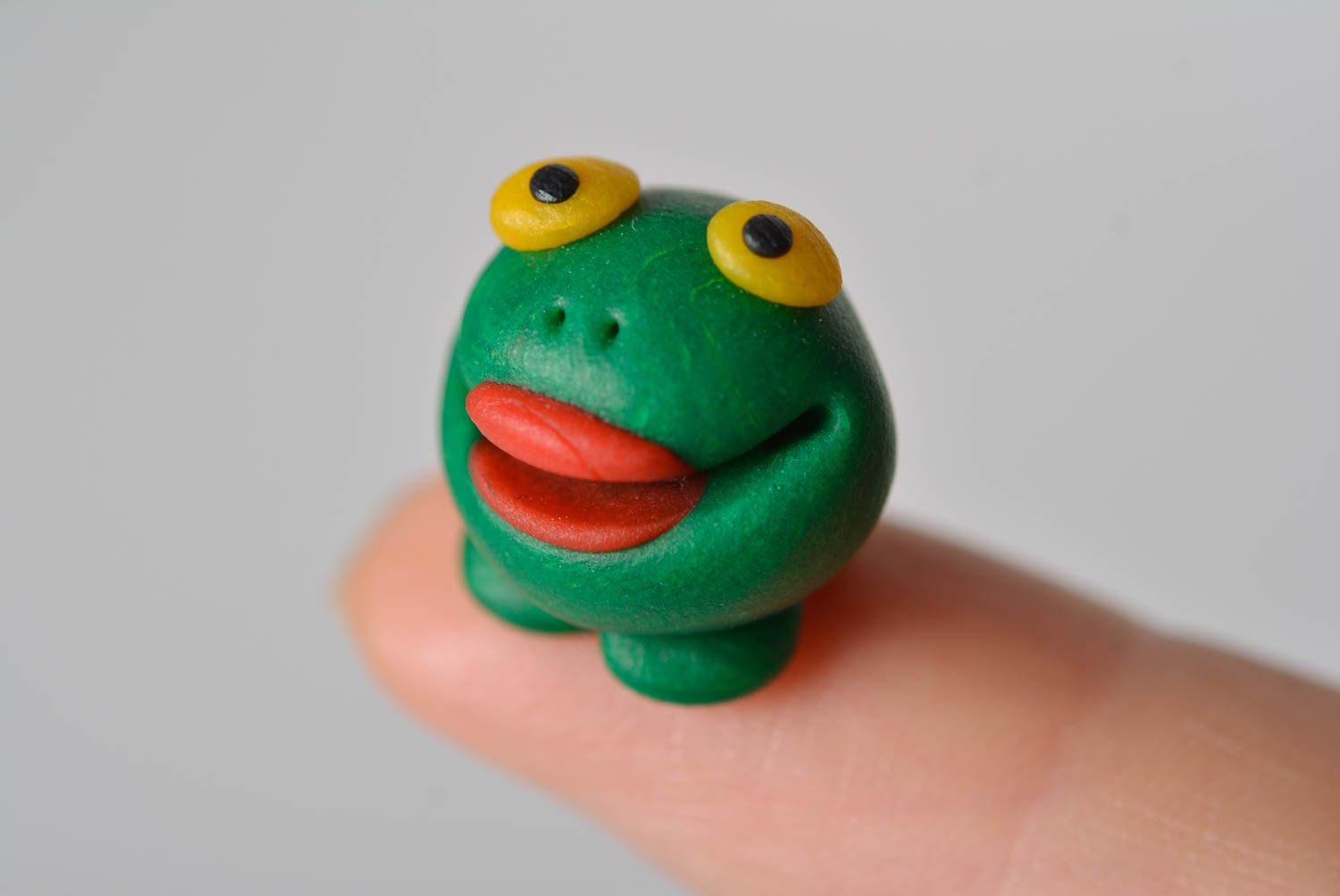 Handmade Spiel Figur Miniatur Figur mini Spielzeug Frosch mit roten Lippen foto 3