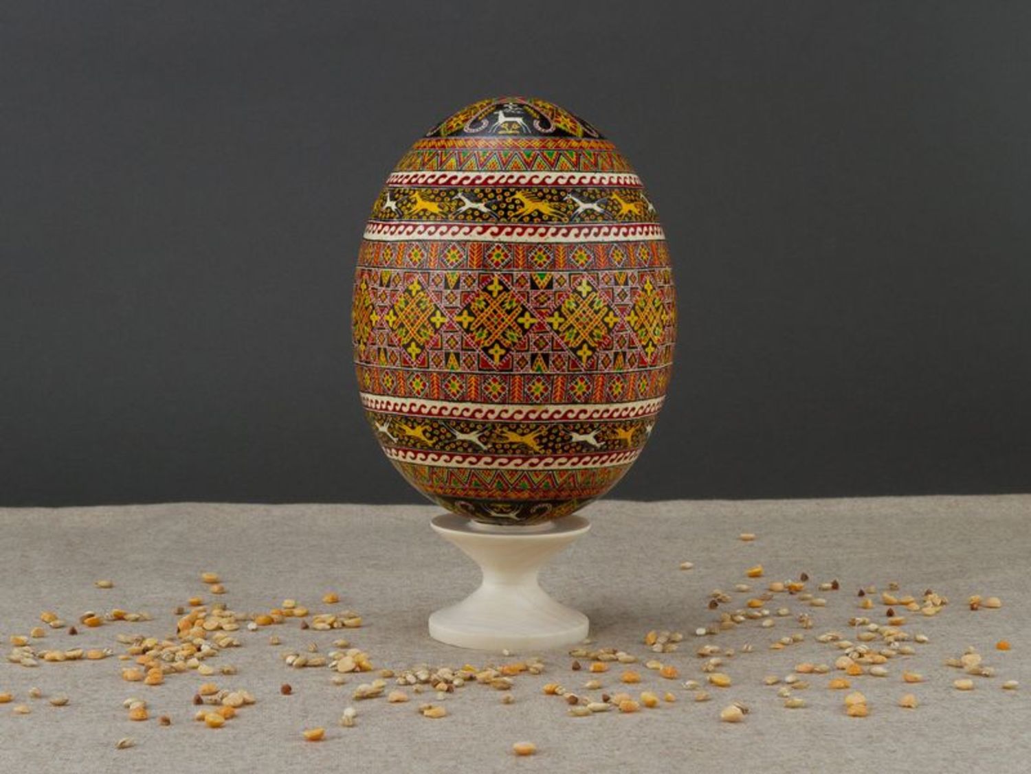L'uovo di struzzo dipinto a mano L'uovo decorativo fatto a mano L'uovo ucraino 
 foto 1