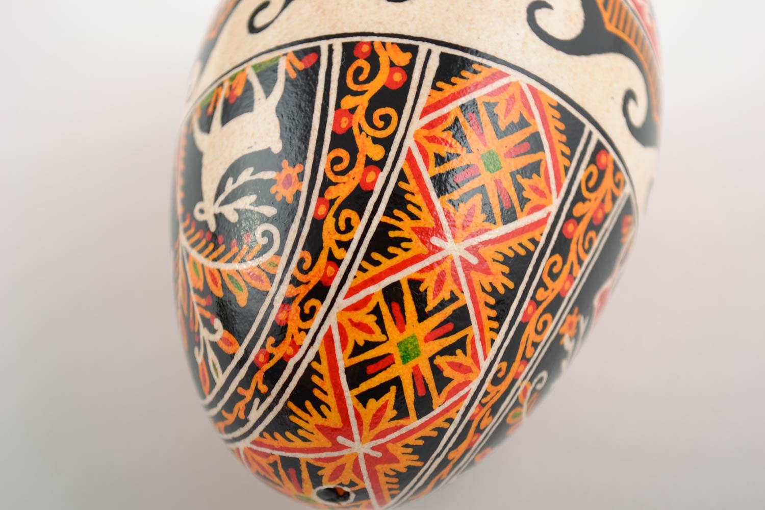 Писанка на гусином яйце красивая цветная для подарка на Пасху ручной работы фото 4