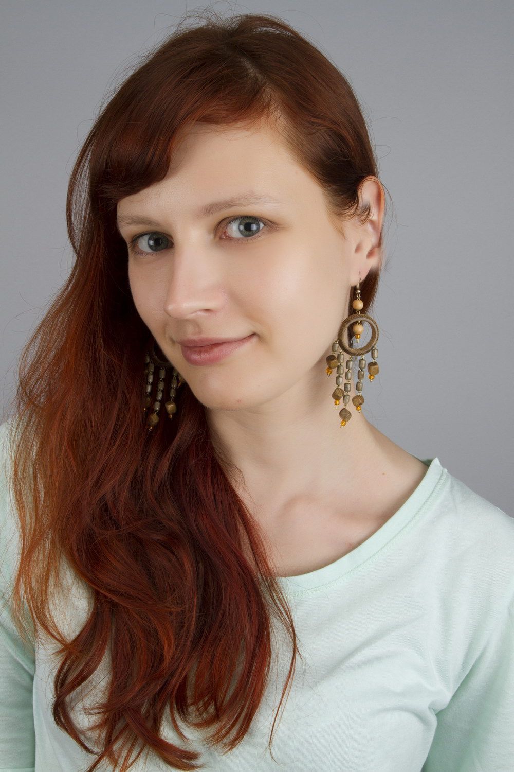 Boucles d'oreilles décoratives en bois avec perles de verre photo 5