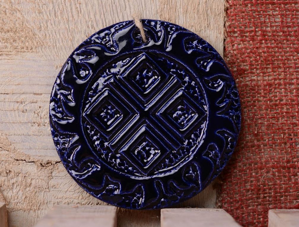 Prato talismã para o interior feito de barro e decorado com esmalte Makosh foto 1