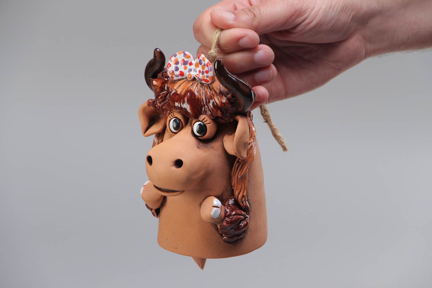 Künstlerisches braunes Keramik Glöckchen handgemacht in Form von Kuh foto 5