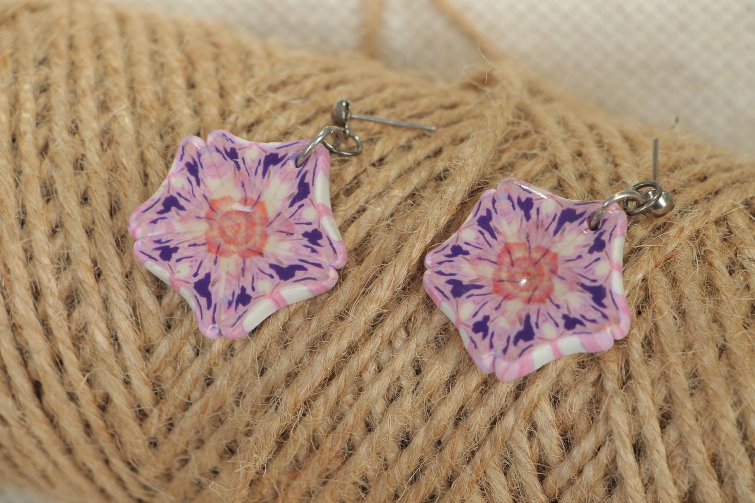 Handgemachte Ohrringe aus Ton in Form von Blumen foto 5