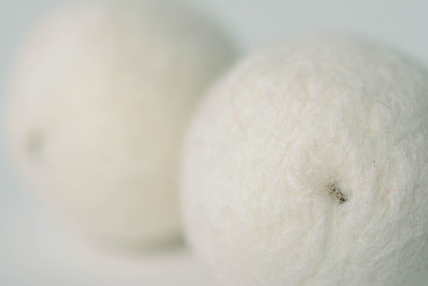 Pendientes bolas hechos a mano de lana de fieltro seco originales blancos foto 4
