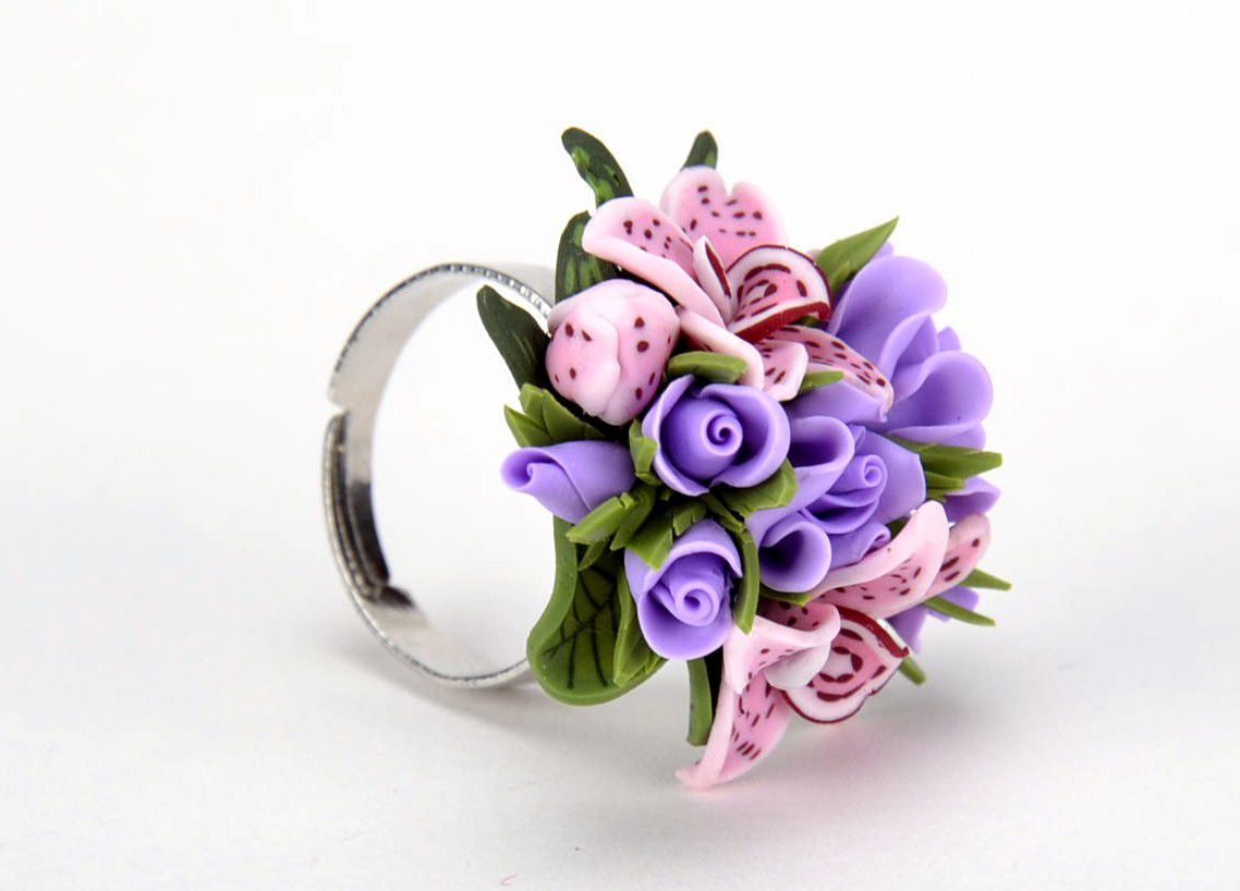 Ring mit Blumen aus Polymerton foto 1
