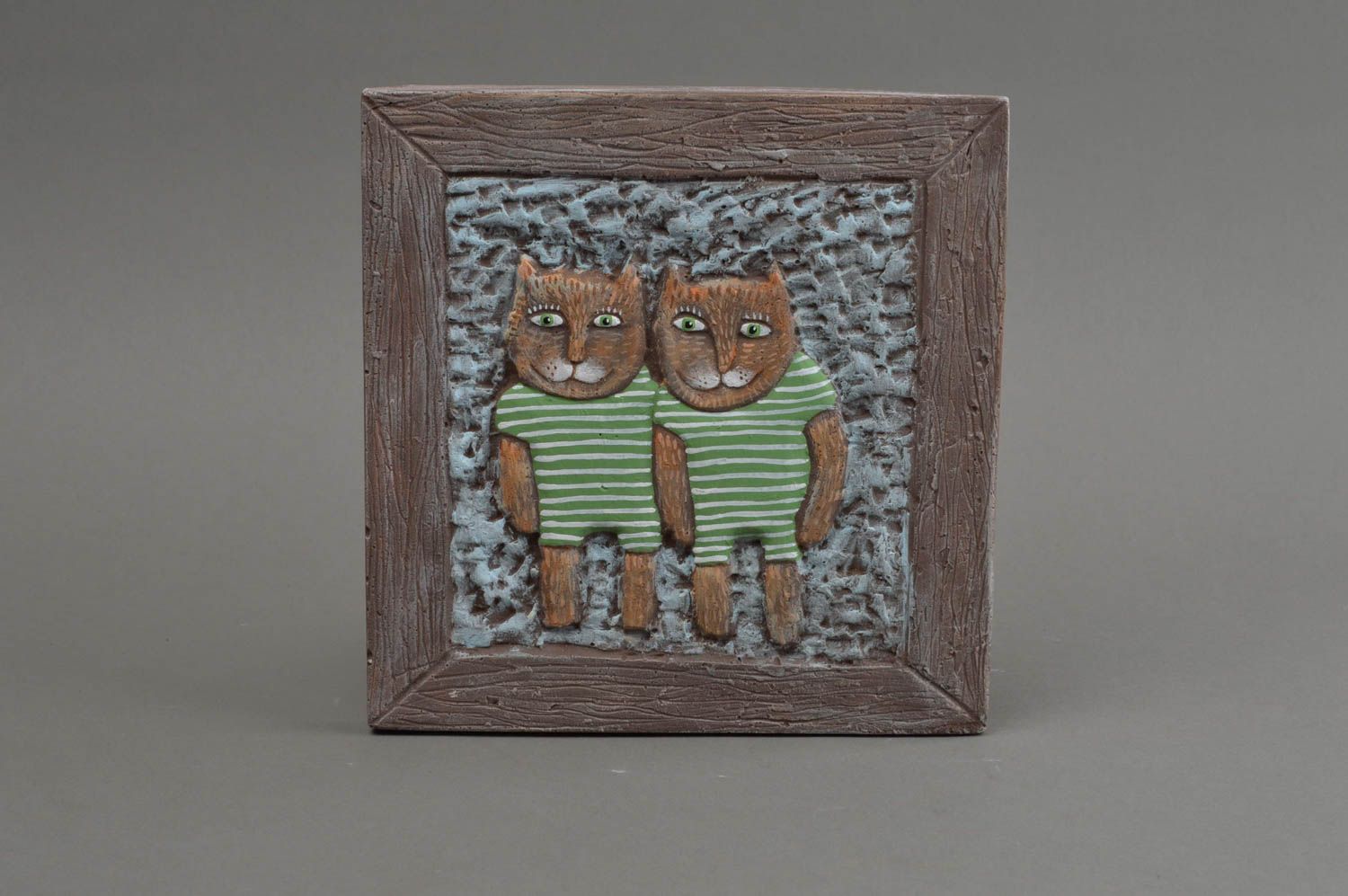 Petit tableau déco en plâtre fait main carré Deux chats en maillots rayés photo 2