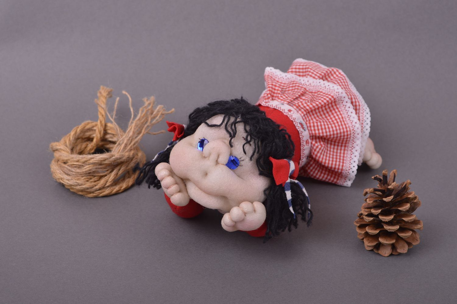 Muñeco artesanal juguete original elemento decorativo caperucita roja acostada foto 1