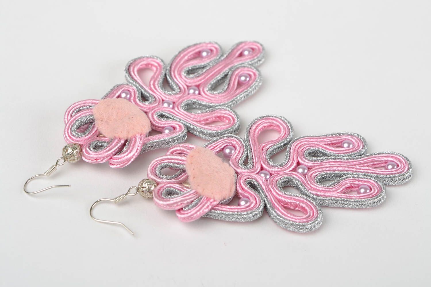 Pendientes artesanales de soutage de cordones con cuentas plásticas rosados foto 5