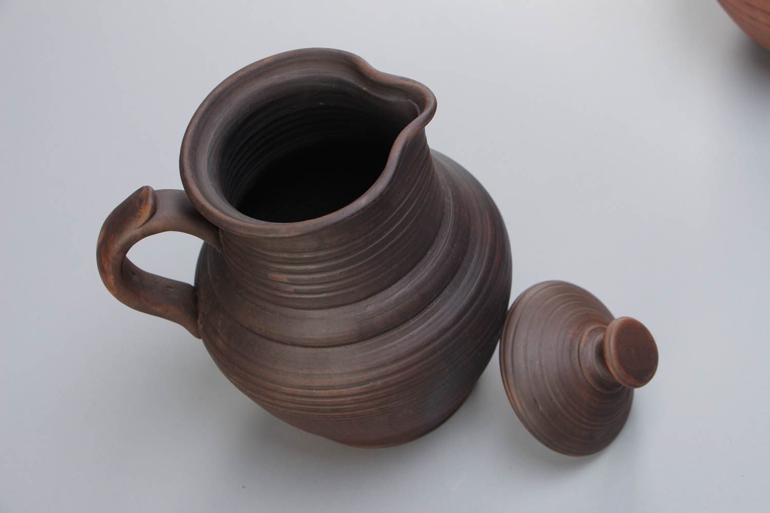 Petite cruche en céramique avec couvercle brun foncé originale faite main 1,5 l photo 3