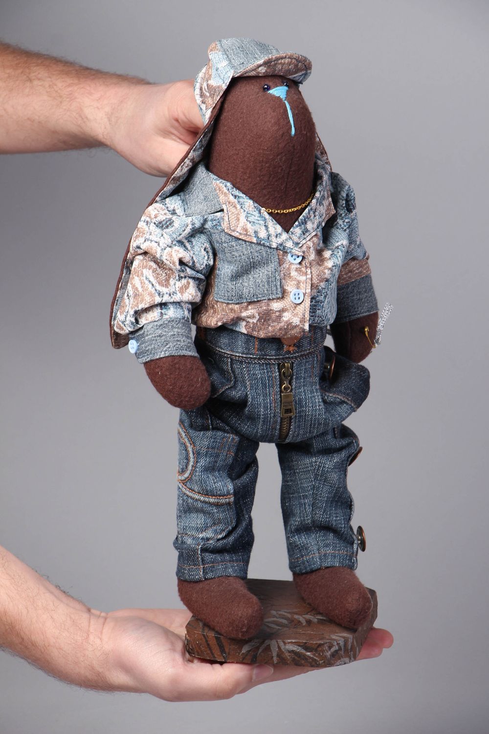 Мягкая кукла на подставке текстильная Заяц в джинсовом костюме фото 4