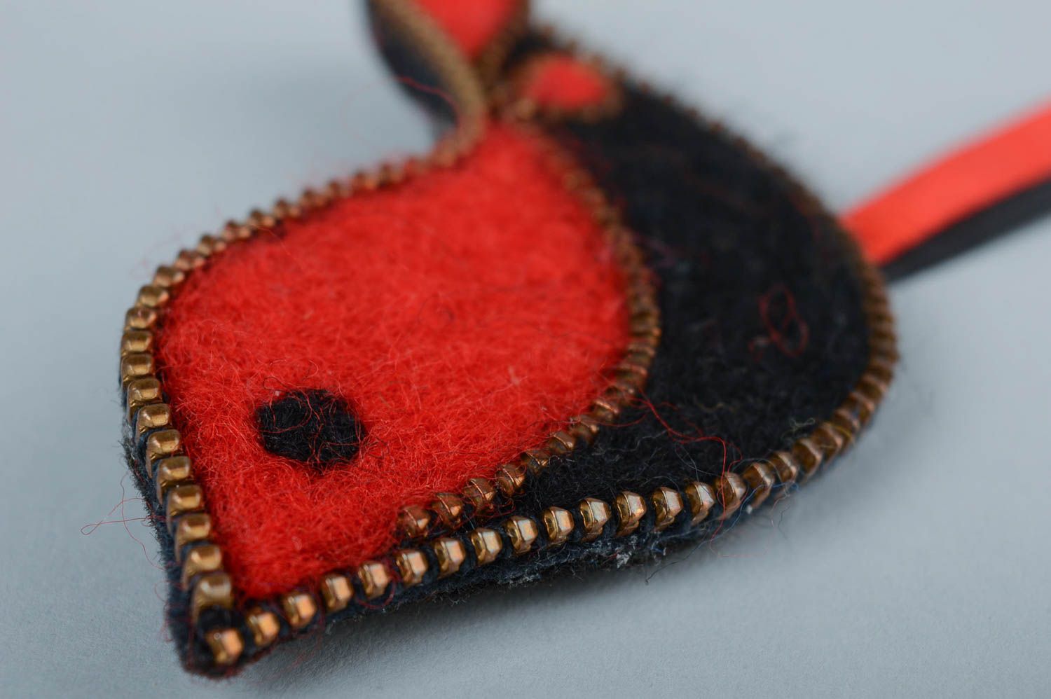 Broche oiseau noir rouge Bijou fait main Cadeau femme en laine feutrée originale photo 3