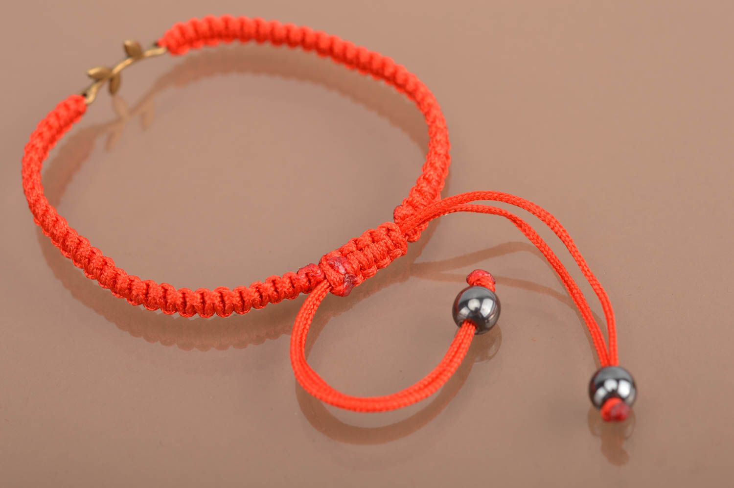 Красный браслет из шелковых ниток с веточкой плетеный тонкий ручной работы фото 5