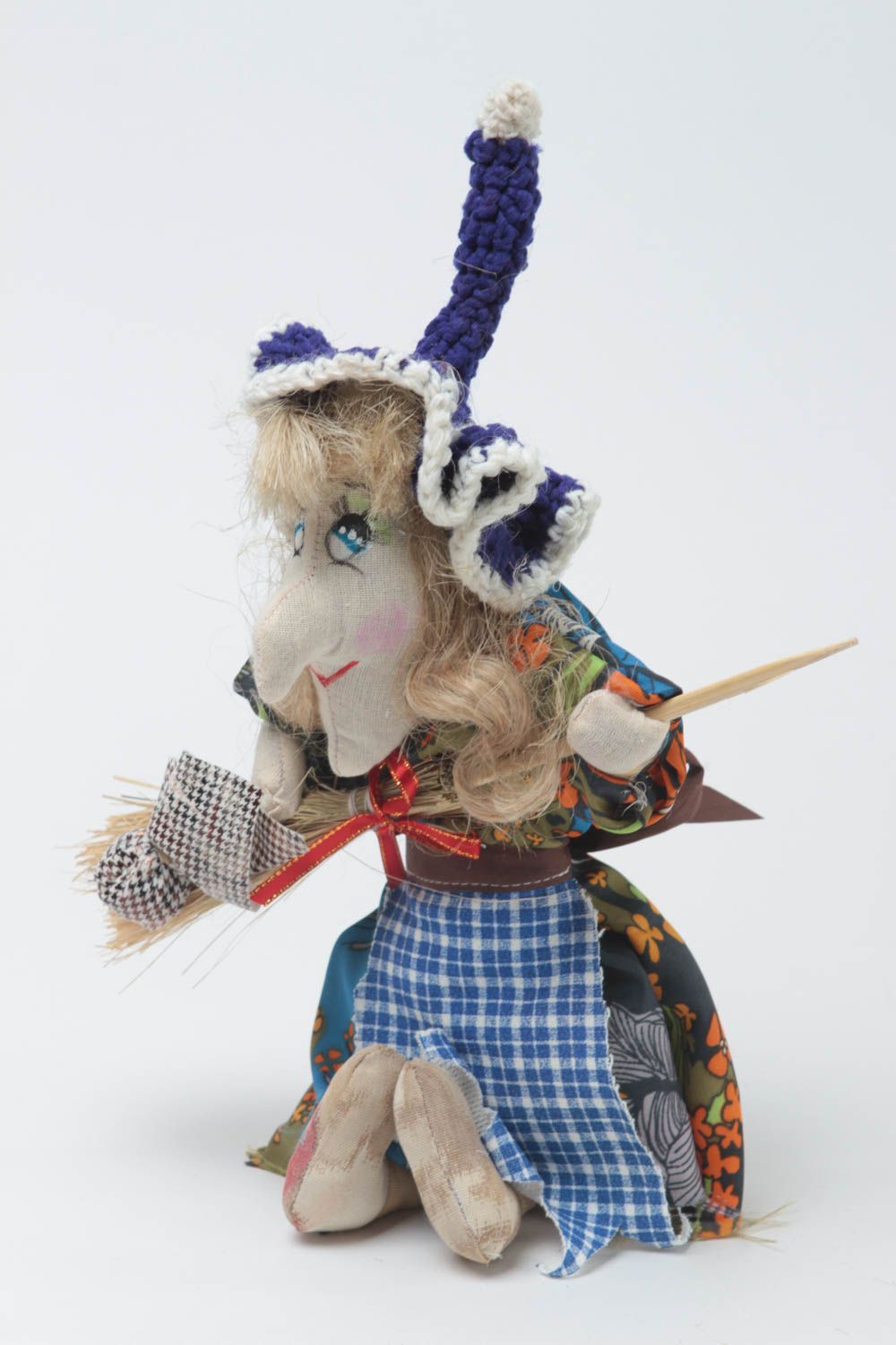 Игрушка кукла из ткани Баба яга небольшого размера в шляпе забавная хэнд мейд фото 2