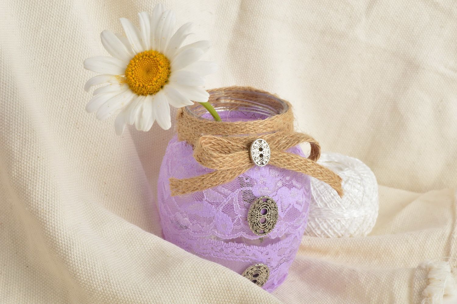 Petit vase décoratif en verre orné de dentelle et ficelle fait main mauve photo 1