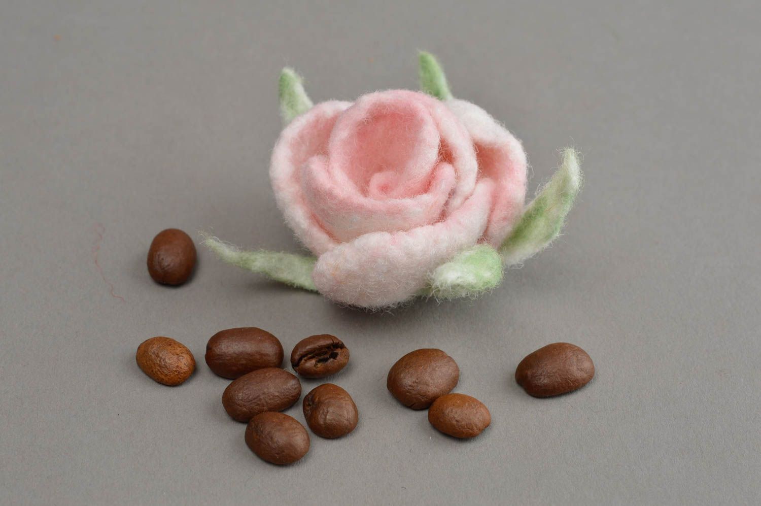 Broche en laine feutrée faite main accessoire pour femme fleur rose splendide photo 1