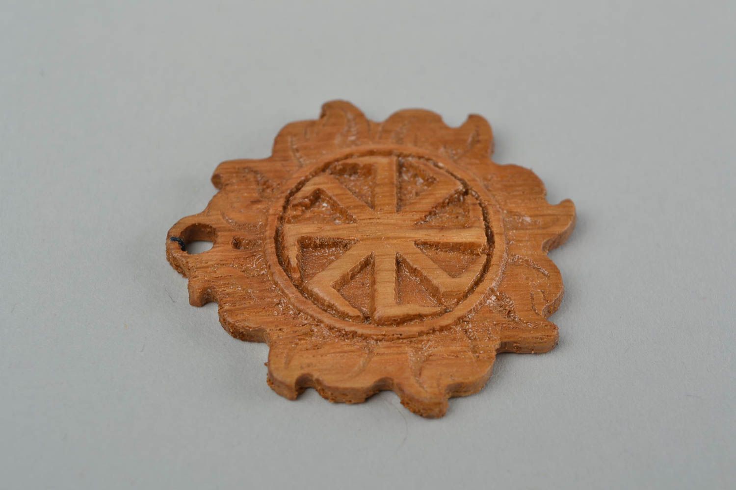 Slawischer geschnitzter origineller künstlerischer Amulett Anhänger aus Holz foto 4