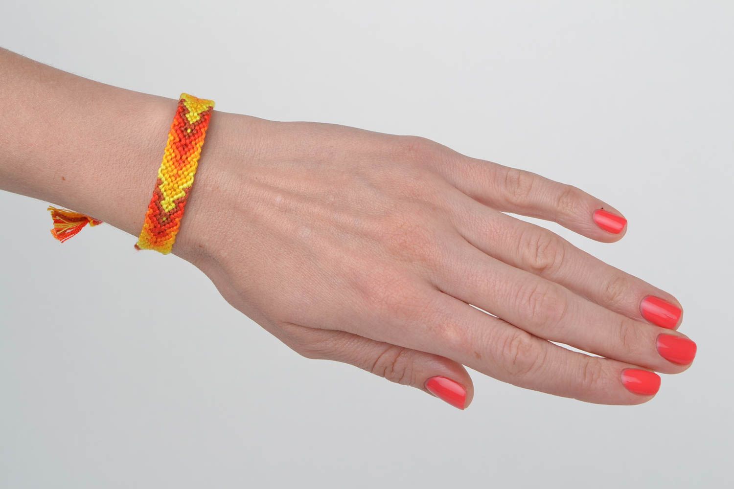 Gelb oranges handgemachtes geflochtenes Armband aus Fäden in Makramee Technik foto 2