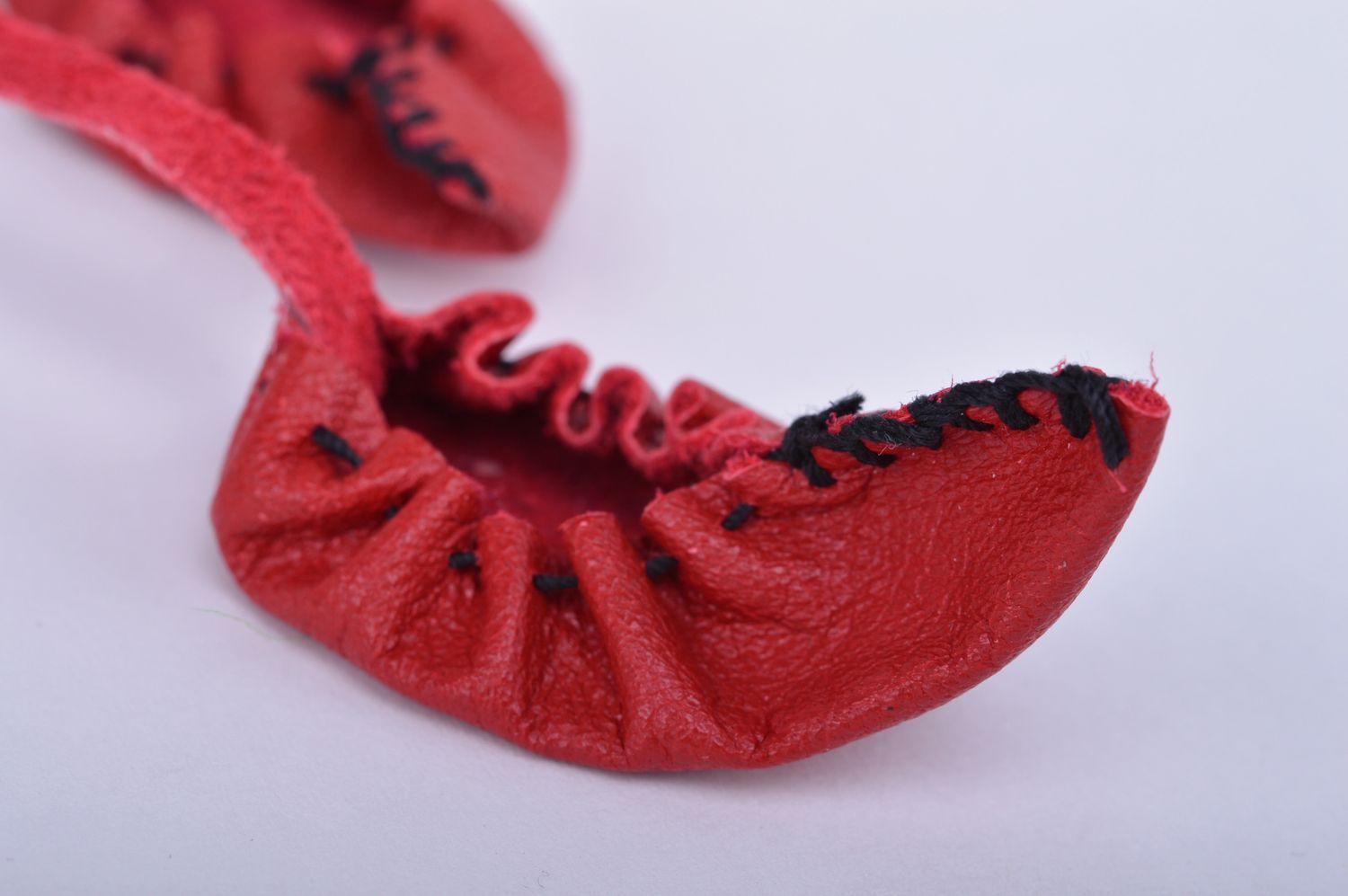 Llavero de cuero artesanal con forma de patucos rojos accesorio hecho a mano foto 4