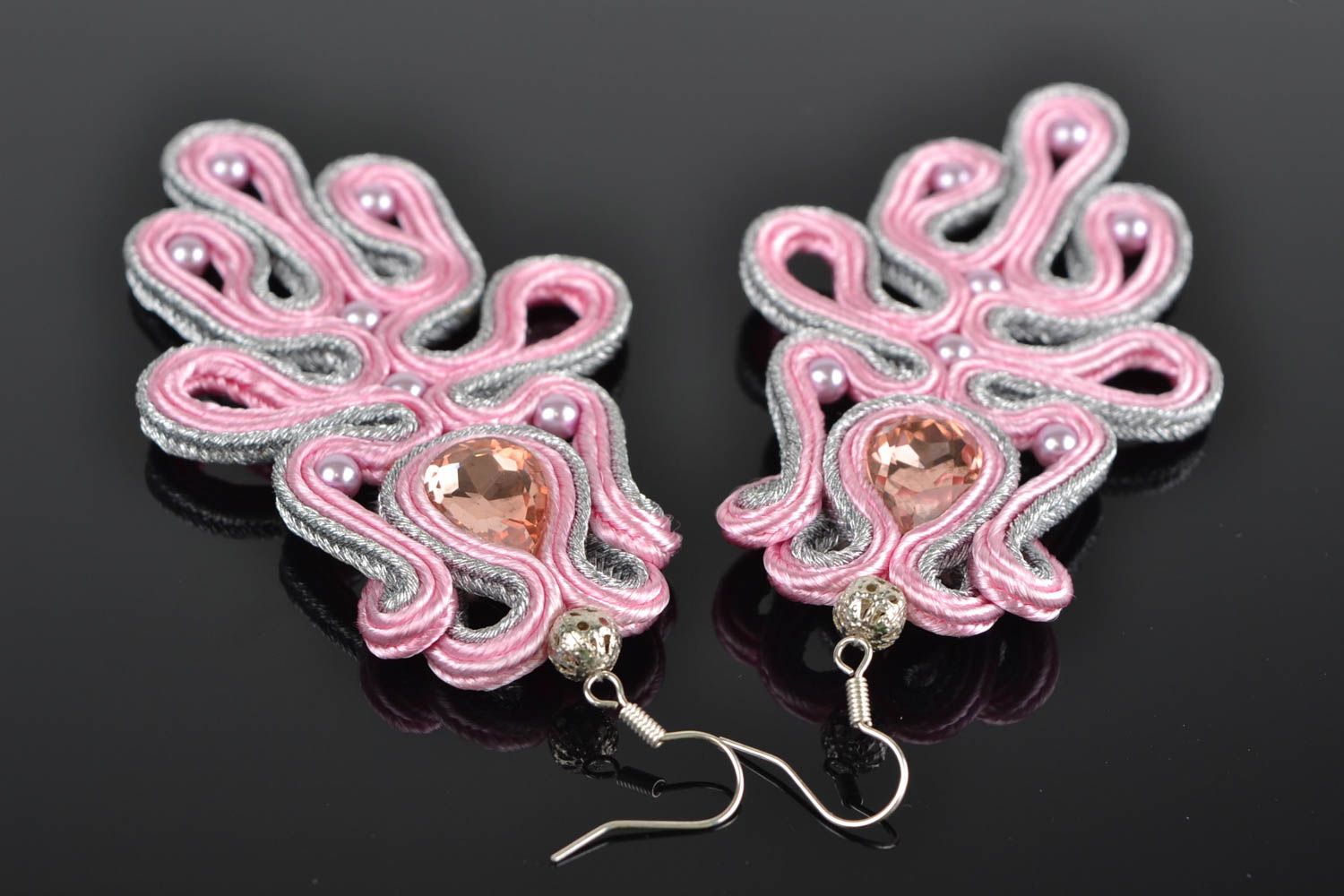Pendientes artesanales de soutage de cordones con cuentas plásticas rosados foto 1