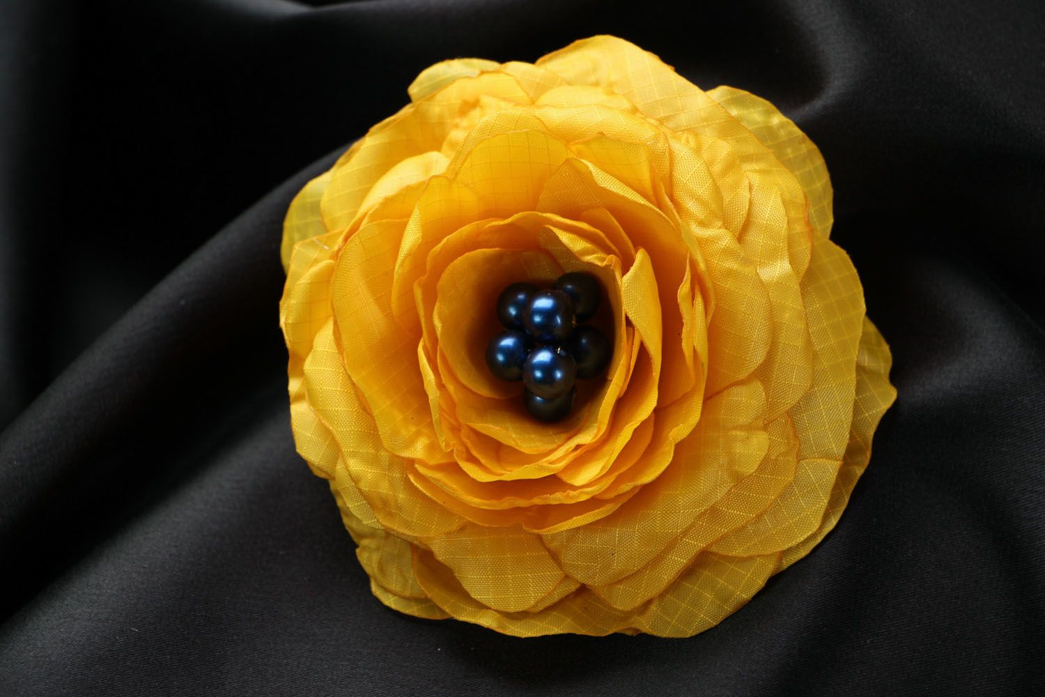 Spilla bella in seta fatta a mano accessorio originale da donna gialla
 foto 1