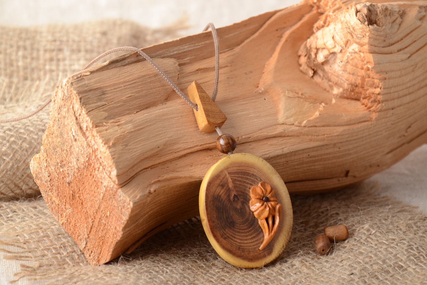 Grand pendentif en bois fait main avec fleur de couleur ambrée cadeau original photo 1