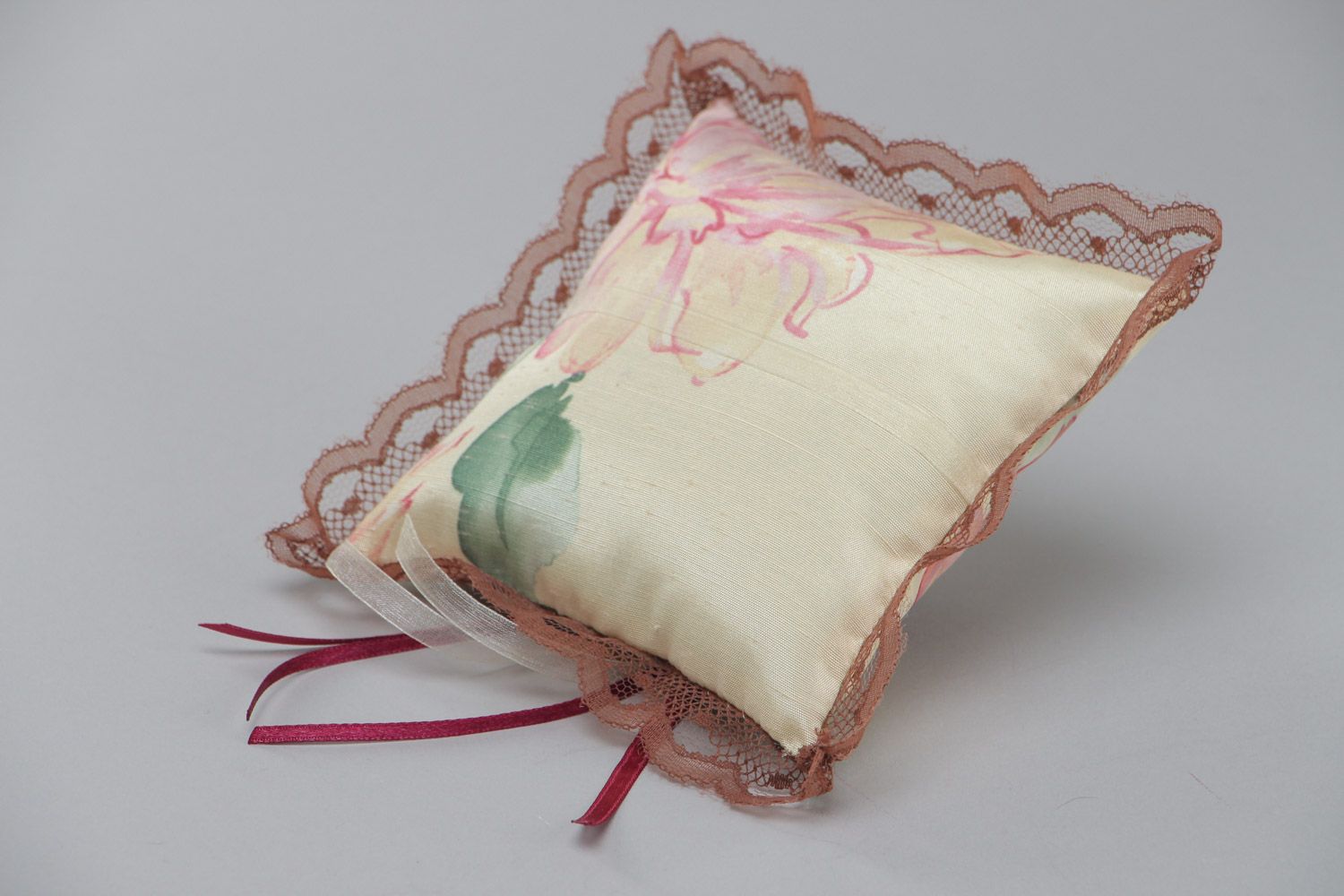 Свадебная подушечка для колец с бантиком и бусиной ручной работы  Пион фото 4