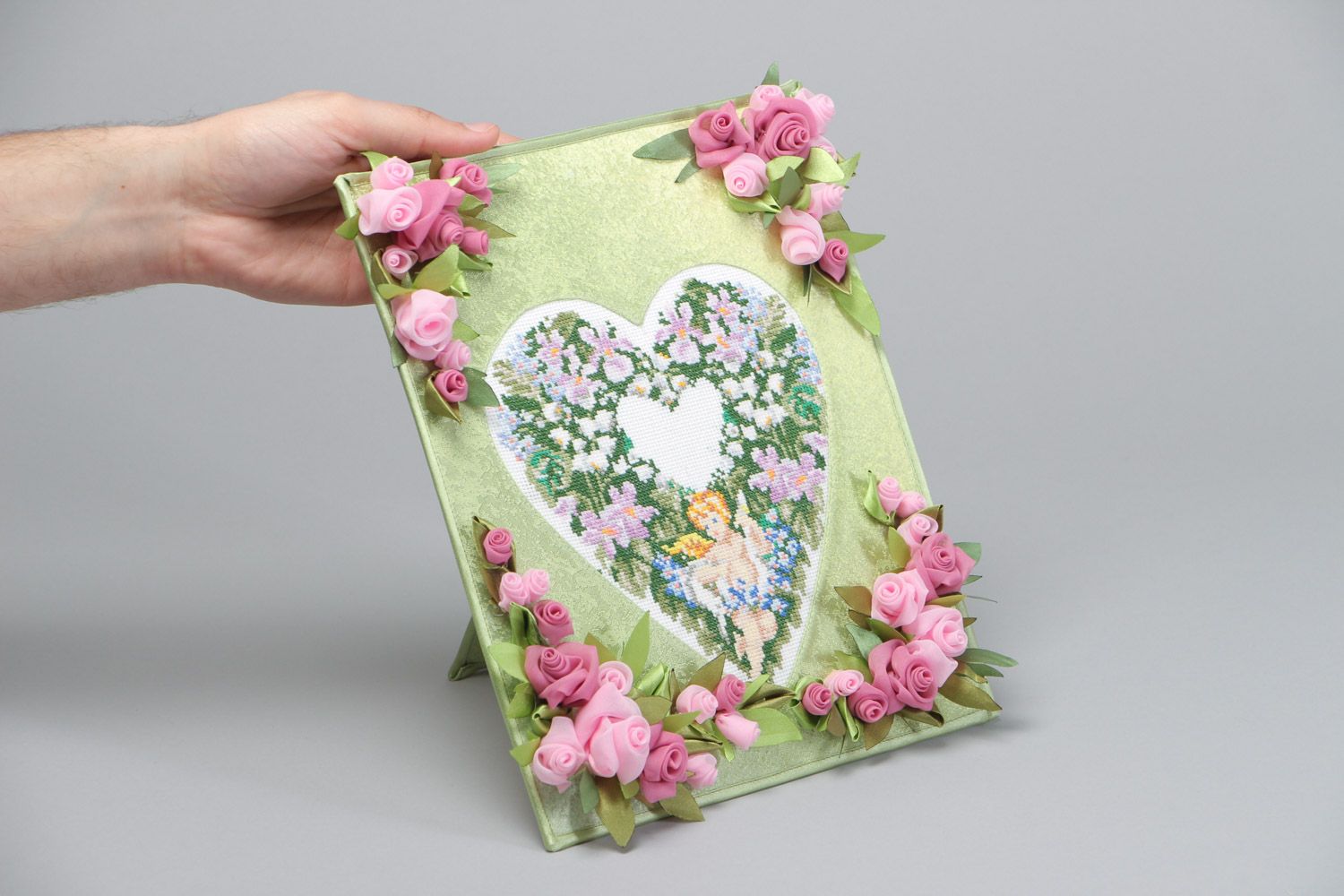 Schönes ungewöhnliches handgemachtes Bild mit Stickerei mit Blumen in Textilfloristik Technik foto 5