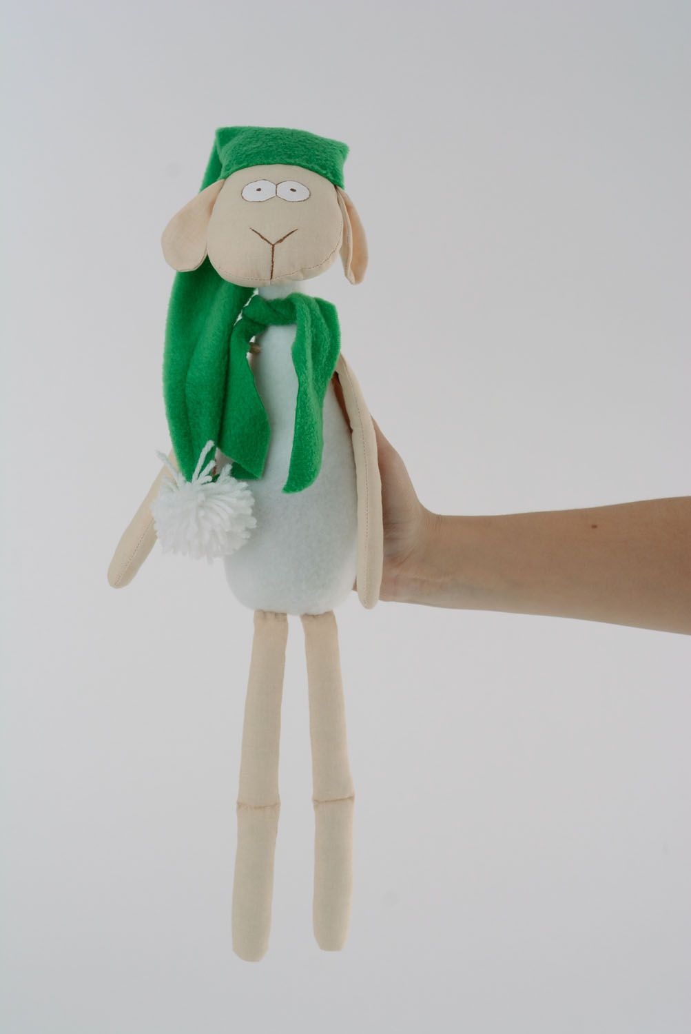 Brinquedo macio têxtil feito à mão Ovelha num chapéu verde foto 4