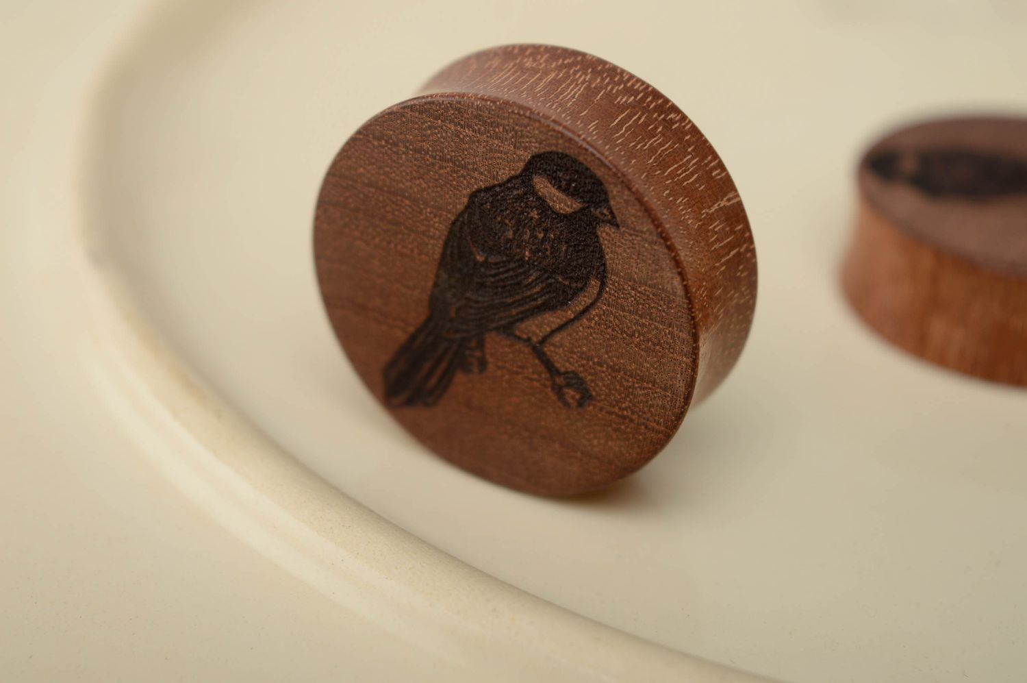 Piercings plugs en bois avec gravure d'oiseaux photo 2