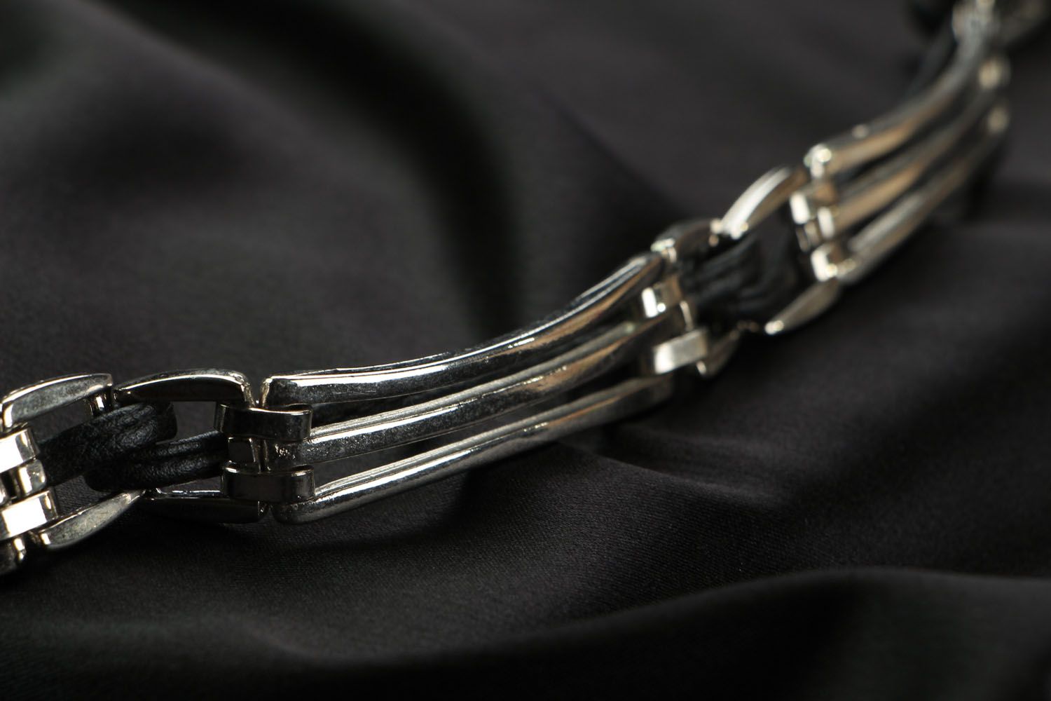 Cinturón de metal en cordón de cuero foto 3
