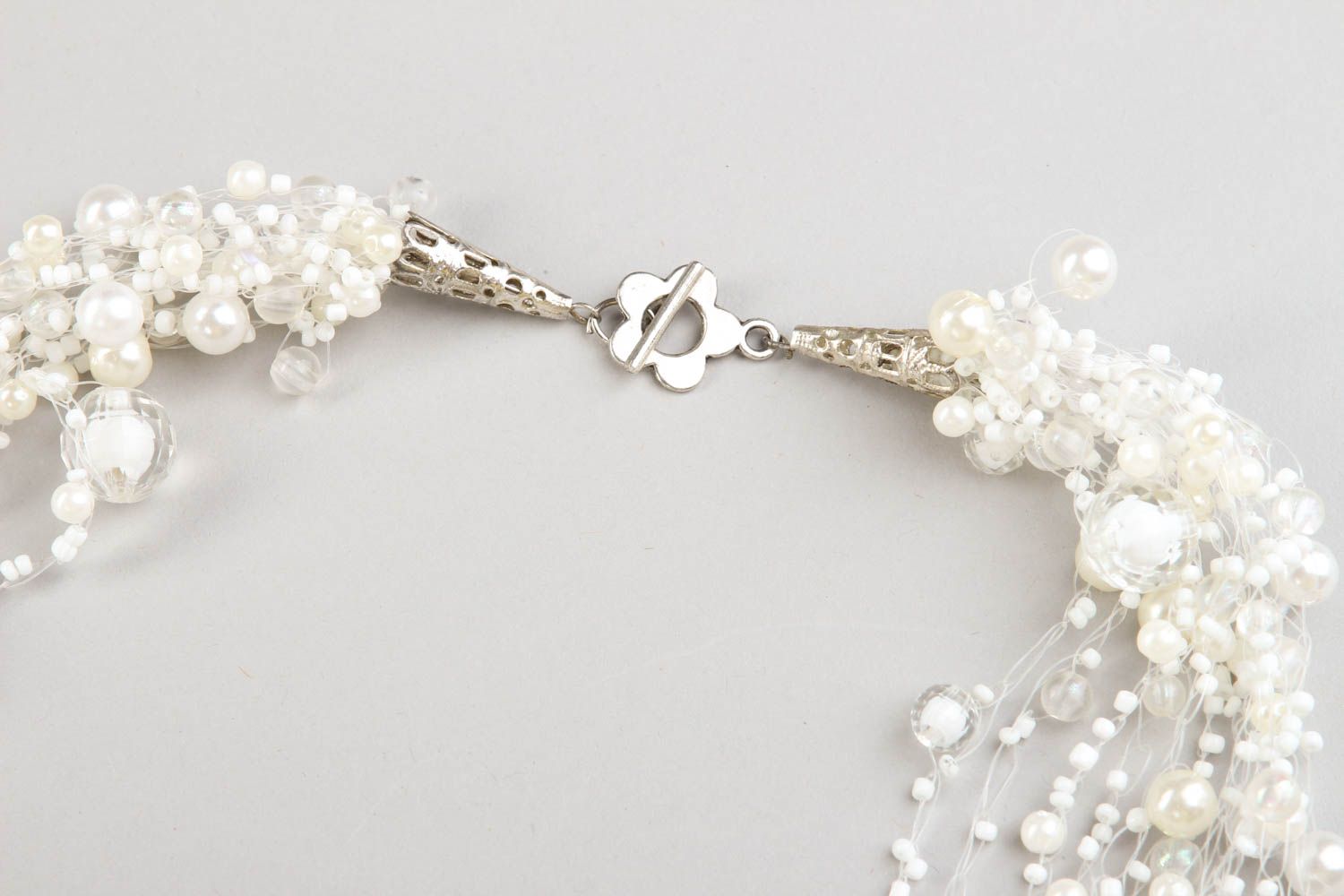 Collier multirang Bijou fait main blanc en perles plastiques Cadeau femme photo 3