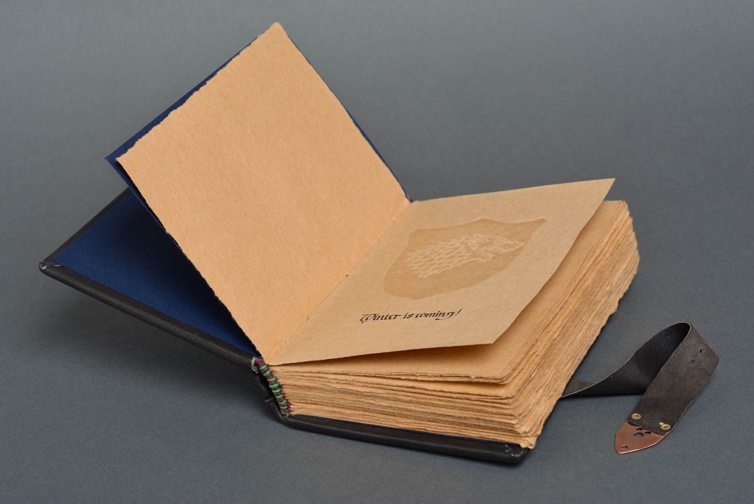 Carnet de notes avec couverture en cuir noir de style médiéval fait main photo 2