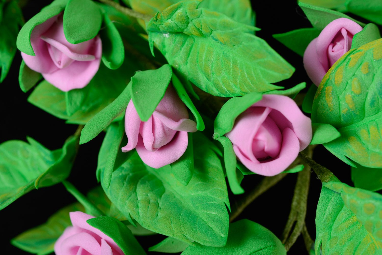 Колье из пластичной замши ручной работы цветочное зеленое с сиреневыми розами фото 2