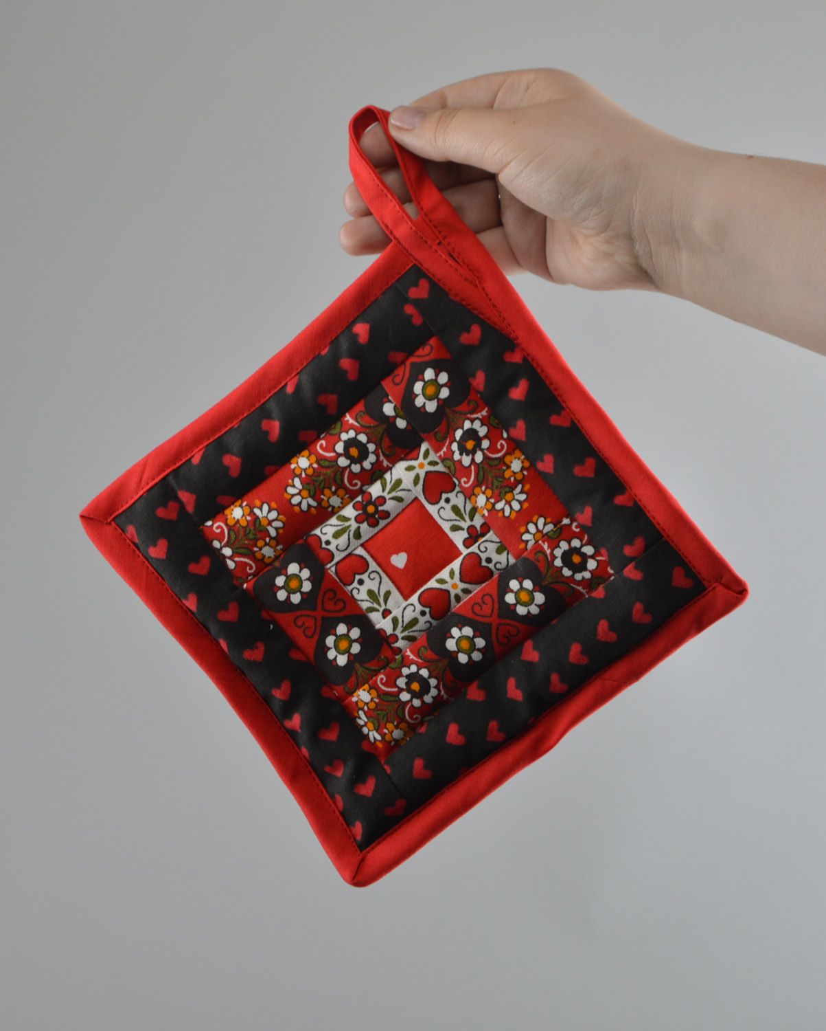 Schöner roter quadratischer handmade Topflappen aus Baumwolle mit Mustern  foto 2